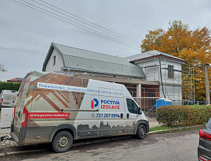 Zateplení stropu rodinného domu pomocí foukané izolace